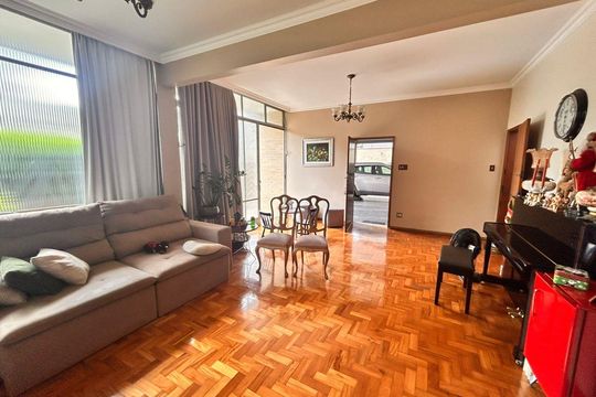Casa para alugar com 5 quartos, 322m² em Colégio Batista, Belo Horizonte
