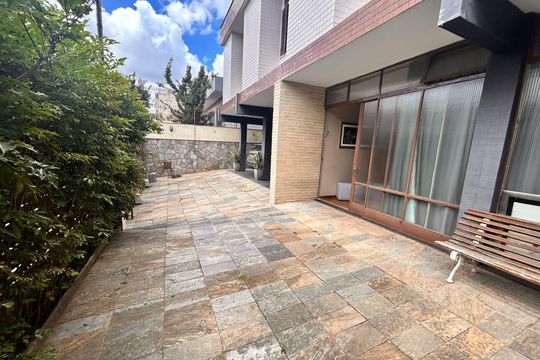 Área externa de casa para alugar com 5 quartos, 322m² em Colégio Batista, Belo Horizonte