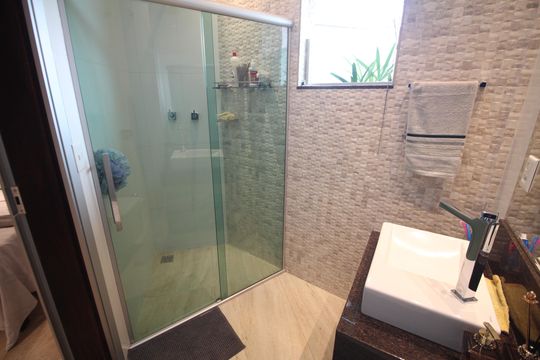 Suite Quarto 1 de casa para alugar com 4 quartos, 322m² em Tirol (Barreiro) , Contagem