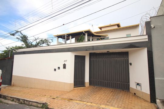 Fachada de casa para alugar com 4 quartos, 322m² em Tirol (Barreiro) , Contagem