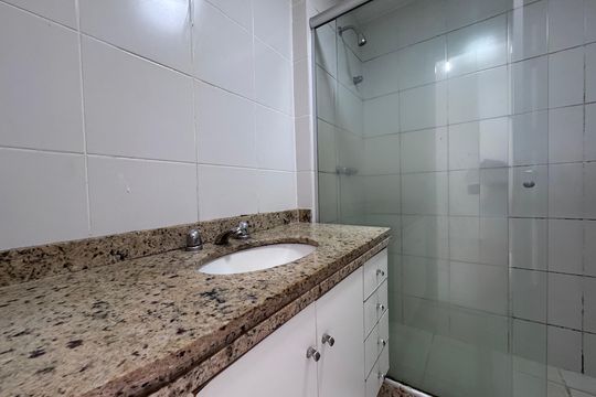 Suíte - Banheiro de apartamento à venda com 3 quartos, 60m² em Barra da Tijuca, Rio de Janeiro