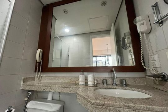 Banheiro de apartamento à venda com 1 quarto, 28m² em Indianópolis, São Paulo