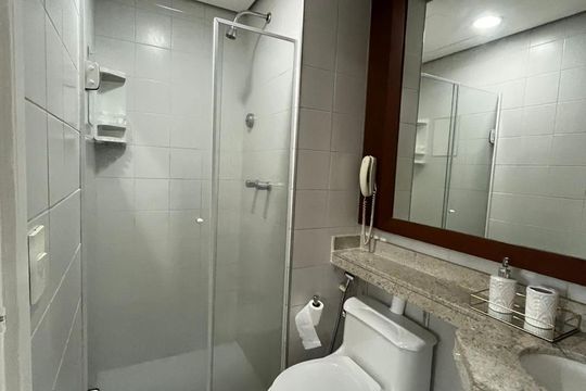 Banheiro de apartamento à venda com 1 quarto, 28m² em Indianópolis, São Paulo