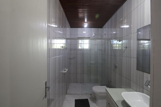 Banheiro de casa para alugar com 3 quartos, 100m² em Olaria, Canoas