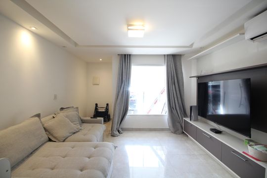 Sala de casa de condomínio à venda com 2 quartos, 120m² em Jacarepaguá, Rio de Janeiro