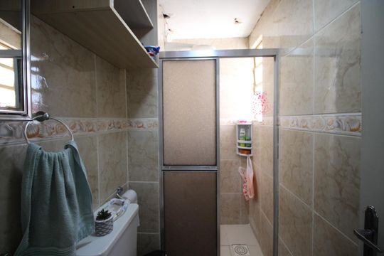 Banheiro de apartamento para alugar com 1 quarto, 40m² em Jardim Itu, Porto Alegre