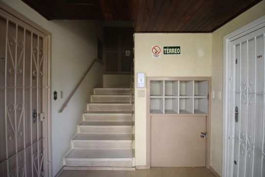 Corredor de apartamento para alugar com 1 quarto, 40m² em Jardim Itu, Porto Alegre
