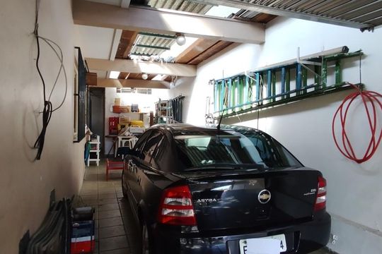 Garagem de casa à venda com 3 quartos, 300m² em Jardim das Flores, São Paulo