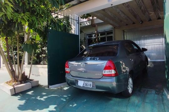Garagem de casa à venda com 3 quartos, 300m² em Jardim das Flores, São Paulo