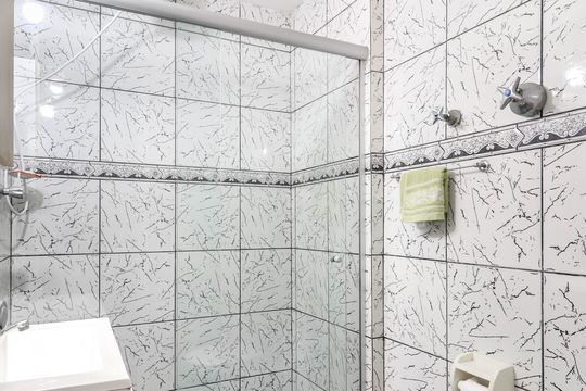 Banheiro de apartamento à venda com 1 quarto, 42m² em Santo Amaro, São Paulo