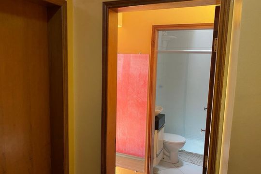 Banheiro de casa à venda com 2 quartos, 64m² em Vila Junqueira, Santo André