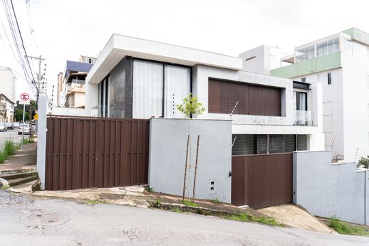 Fachada de casa à venda com 5 quartos, 360m² em Nova Granada, Belo Horizonte