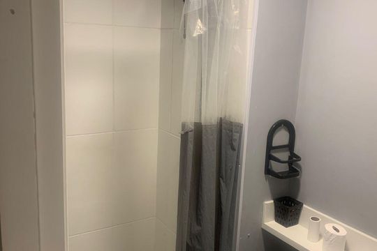 Banheiro de apartamento para alugar com 1 quarto, 27m² em Sé, São Paulo