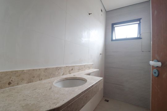 Banheiro 2 de casa à venda com 3 quartos, 83m² em Vila Scarpelli, Santo André