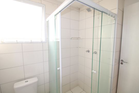 Banheiro de apartamento para alugar com 2 quartos, 45m² em Estância Jaraguá, São Paulo