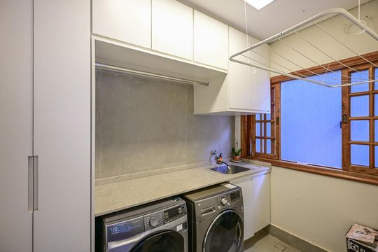Área de Serviço  de casa à venda com 5 quartos, 332m² em Vila Inah, São Paulo