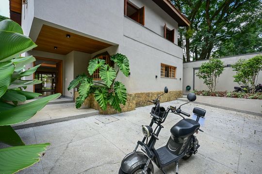 Garagem de casa à venda com 5 quartos, 332m² em Vila Inah, São Paulo