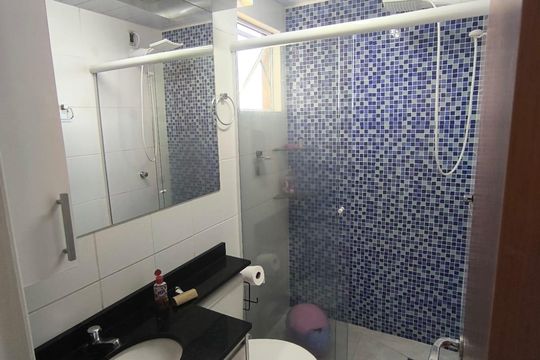 Banheiro de apartamento para alugar com 3 quartos, 56m² em Santa Cândida, Curitiba