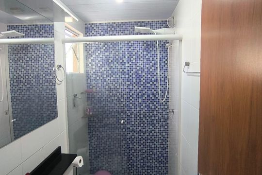 Banheiro de apartamento para alugar com 3 quartos, 56m² em Santa Cândida, Curitiba