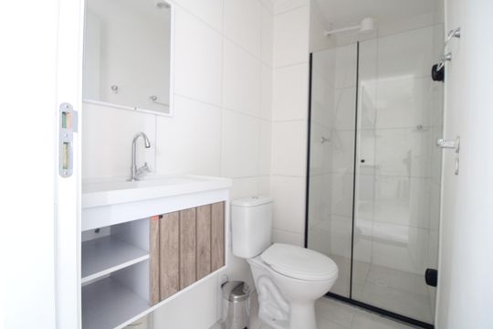 Banheiro de apartamento para alugar com 2 quartos, 34m² em Jardim Sabara, São Paulo