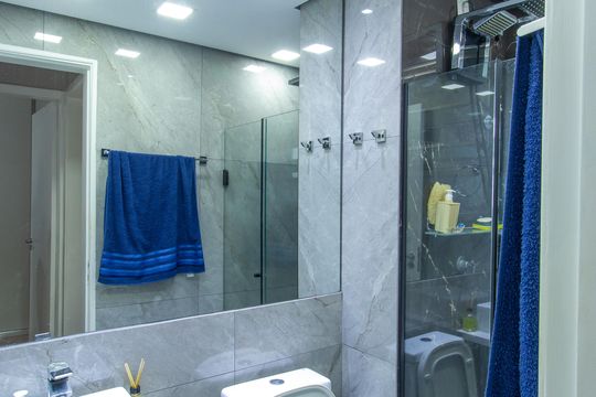 Banheiro de apartamento para alugar com 2 quartos, 55m² em Jardim da Gloria, Cotia