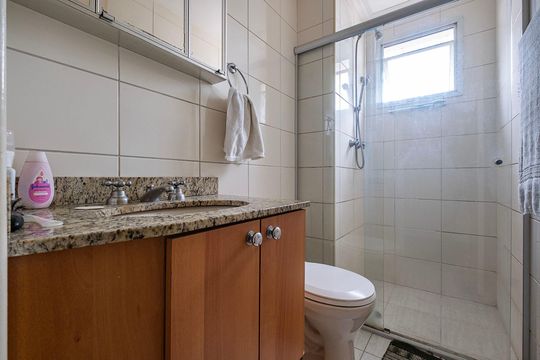 Banheiro de apartamento para alugar com 2 quartos, 51m² em Pinheiros, São Paulo