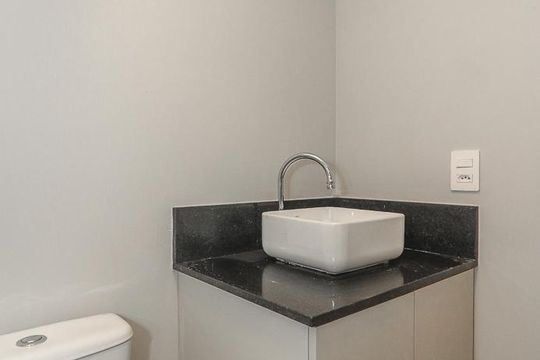 Banheiro de apartamento à venda com 1 quarto, 37m² em Mont’serrat, Porto Alegre