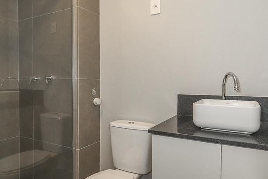 Banheiro de apartamento à venda com 1 quarto, 37m² em Mont’serrat, Porto Alegre