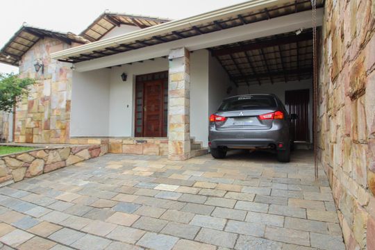Garagem de casa à venda com 4 quartos, 360m² em Itapoã, Belo Horizonte