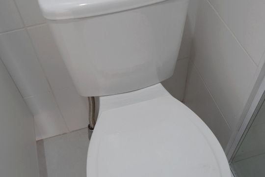 Banheiro de kitnet/studio para alugar com 1 quarto, 26m² em Pinheiros, São Paulo