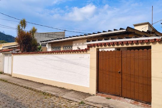 Fachada de casa de condomínio para alugar com 3 quartos, 120m² em Taquara, Rio de Janeiro