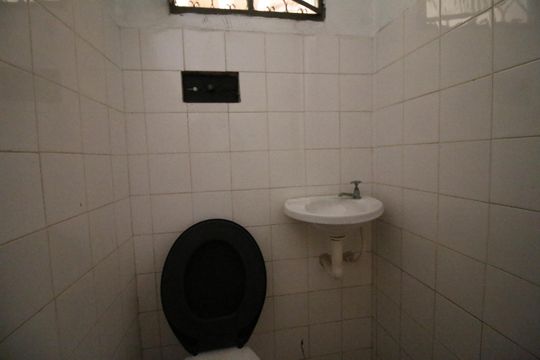 Banheiro do salão de casa de condomínio para alugar com 4 quartos, 200m² em Taquara, Rio de Janeiro