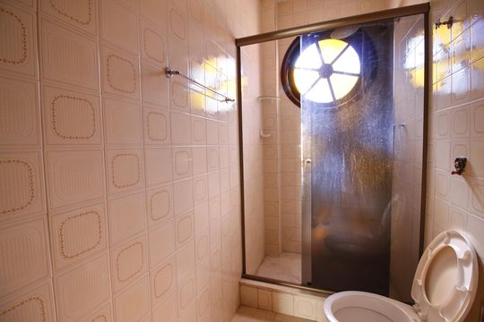Banheiro social de casa de condomínio para alugar com 4 quartos, 200m² em Taquara, Rio de Janeiro