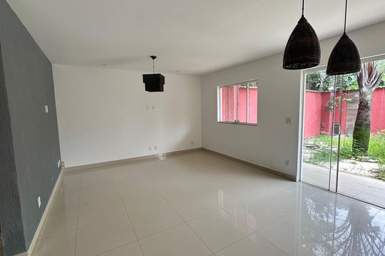Sala de casa à venda com 4 quartos, 200m² em Vargem Grande, Rio de Janeiro