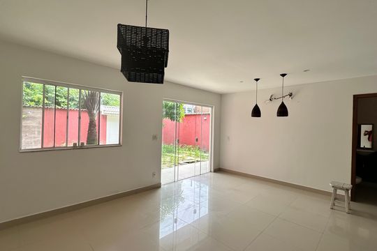 Sala de casa à venda com 4 quartos, 200m² em Vargem Grande, Rio de Janeiro