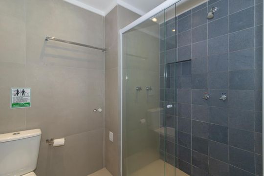 Banheiro de kitnet/studio à venda com 1 quarto, 25m² em Indianópolis, São Paulo