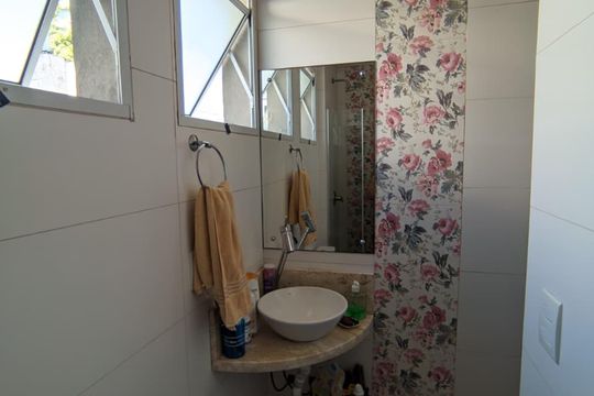 Banheiro Corredor de casa para alugar com 3 quartos, 120m² em São Geraldo, Porto Alegre