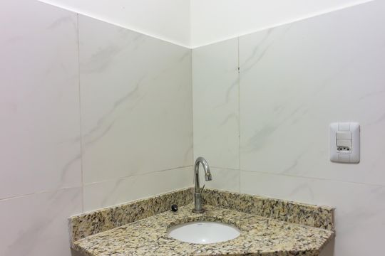 Banheiro de kitnet/studio para alugar com 1 quarto, 25m² em Vila Yolanda, Osasco