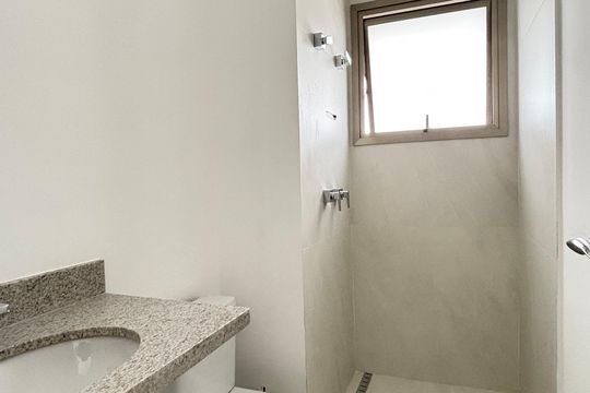 Banheiro de apartamento para alugar com 1 quarto, 28m² em Indianópolis, São Paulo