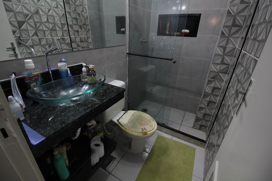 Banheiro de apartamento à venda com 2 quartos, 52m² em Taquara, Rio de Janeiro