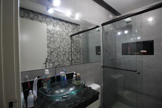 Banheiro de apartamento à venda com 2 quartos, 52m² em Taquara, Rio de Janeiro