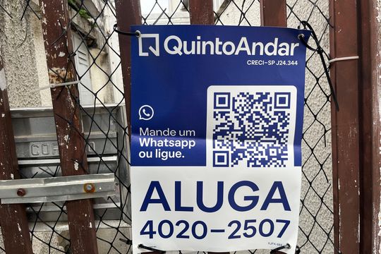 Fachada com Plaquinha de casa para alugar com 1 quarto, 35m² em Vila Ipojuca, São Paulo