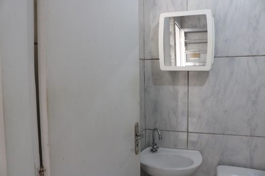 Banheiro de casa para alugar com 1 quarto, 35m² em Vila Ipojuca, São Paulo