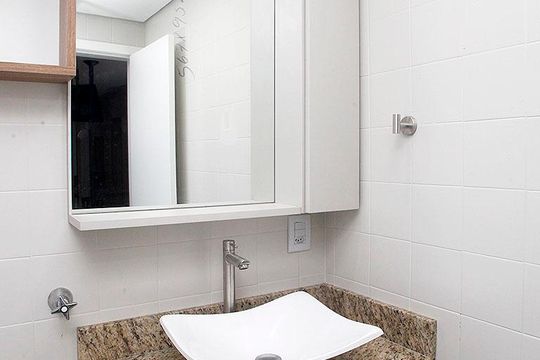 Banheiro de apartamento para alugar com 1 quarto, 30m² em Higienópolis, Porto Alegre