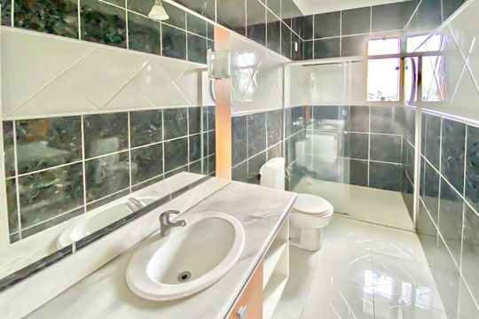 Banheiro 2 de casa para alugar com 4 quartos, 597m² em Espírito Santo, Porto Alegre