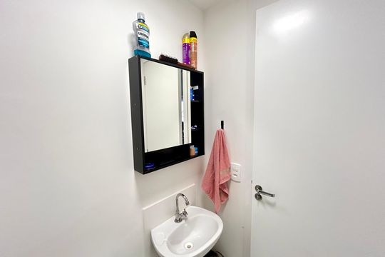 Banheiro  de apartamento à venda com 2 quartos, 36m² em Vila das Bandeiras, Guarulhos