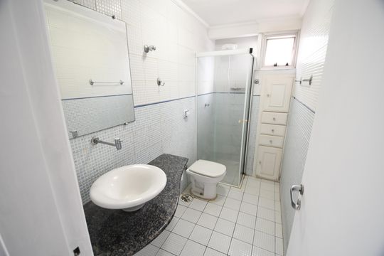 Banheiro de apartamento à venda com 1 quarto, 60m² em Bosque, Campinas