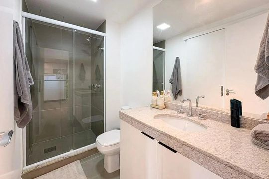 Banheiro  de apartamento para alugar com 1 quarto, 44m² em Passo d’Areia, Porto Alegre
