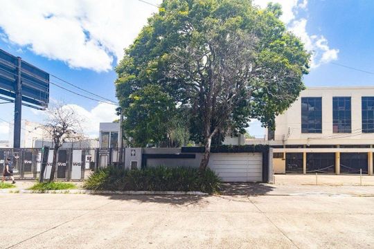 Fachada  de casa para alugar com 3 quartos, 408m² em Navegantes, Porto Alegre