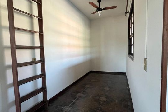 Coredor de casa à venda com 5 quartos, 321m² em Curicica, Rio de Janeiro